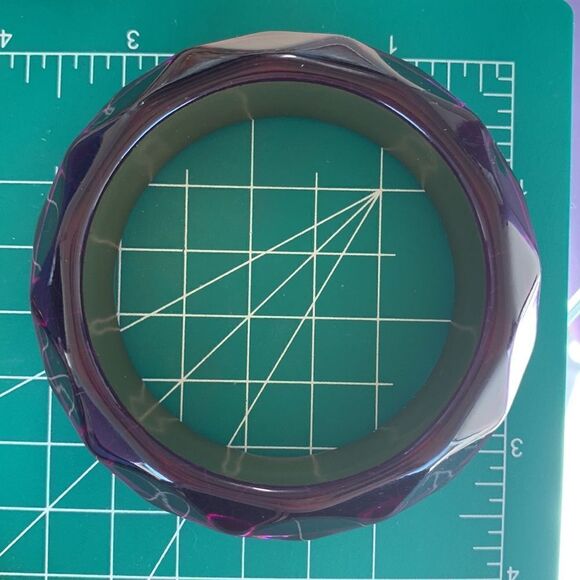 Vintage faceted purple iridescent lucite bangle bracelet 1” wide - Picture 5 of 6
